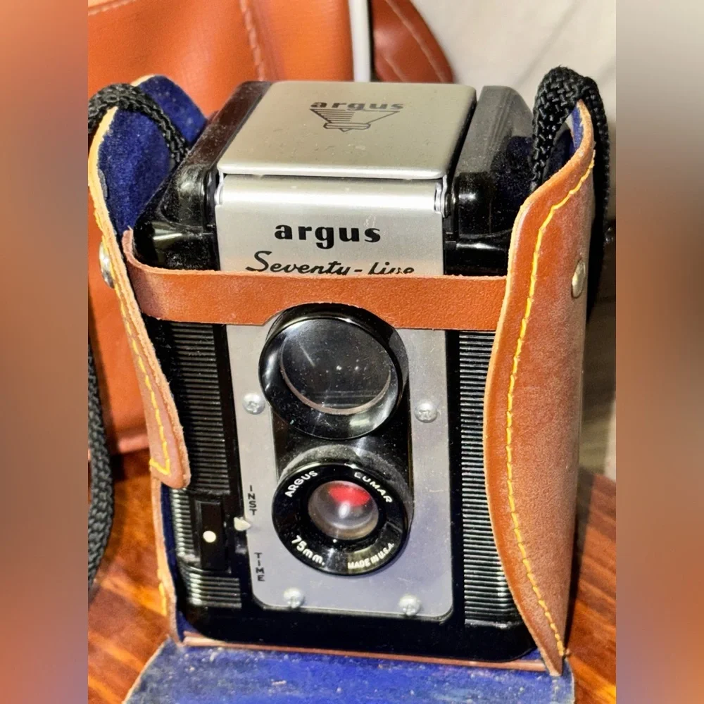 Vtg. Argus 75 Camera Seventy Five Collectible Camera/Photography w/leather Case